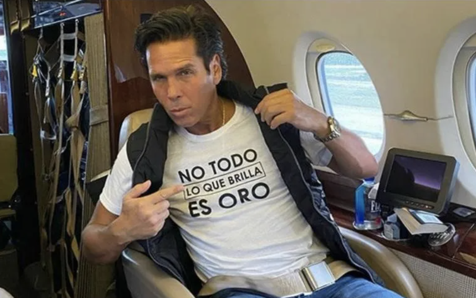 Roberto Palazuelos escapa del huracán "Delta" en avión privado